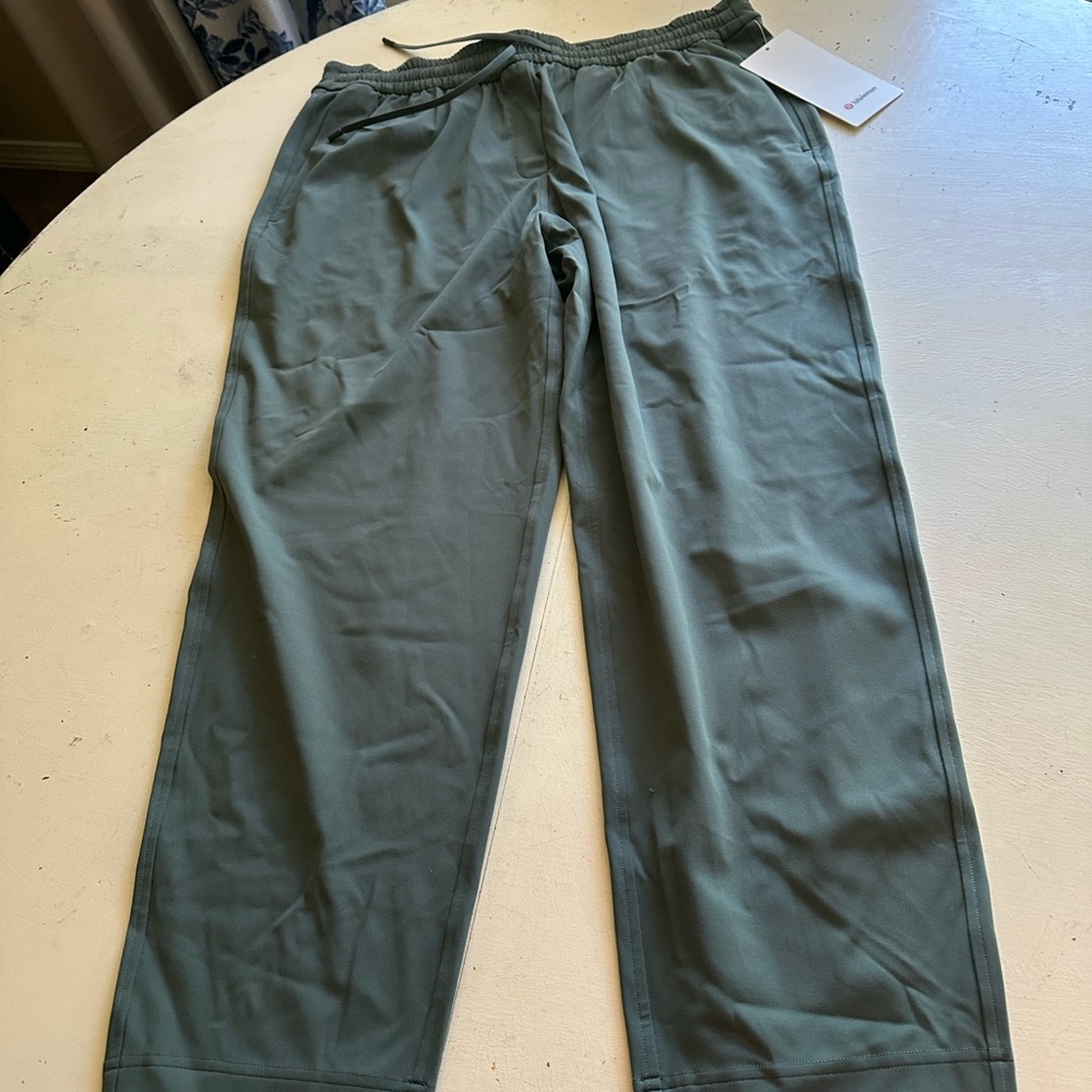 Lululemon Tapered Mid Rise Pant…..LARGE